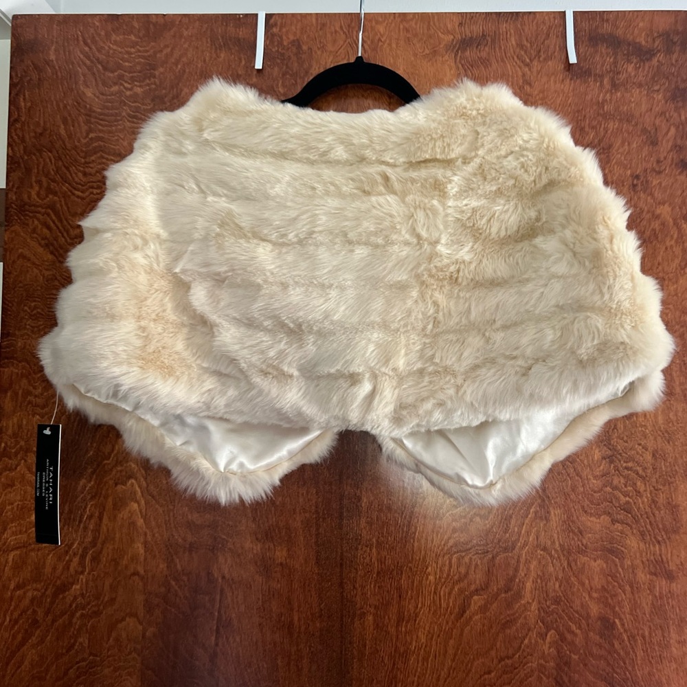 NWT Tahari‎ Champagne Faux Fur Wrap size M - Picture 6 of 6